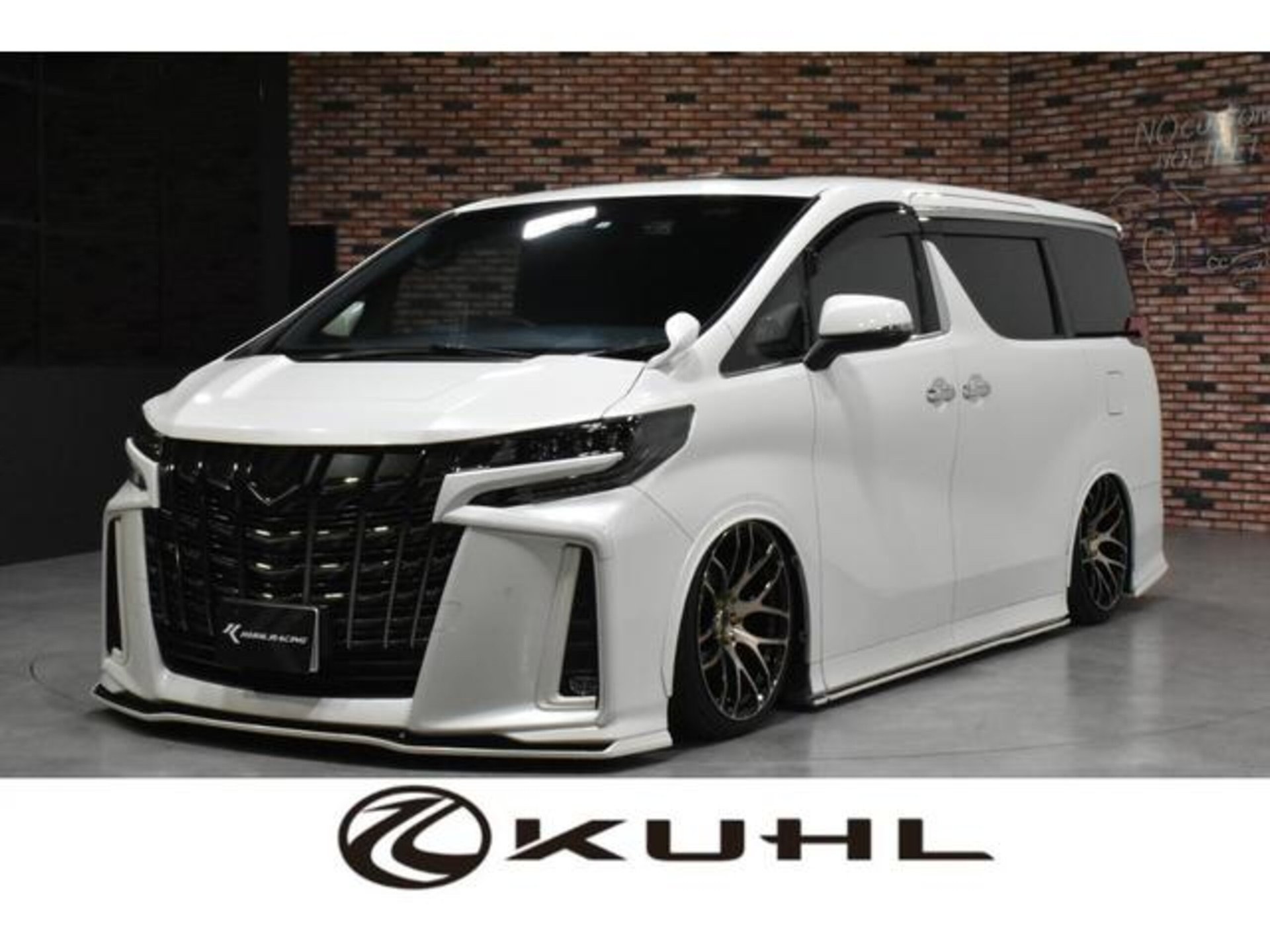 TOYOTA ALPHARD - View 1