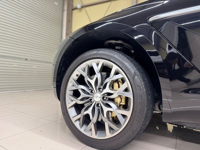 ASTON MARTIN DBX - 4