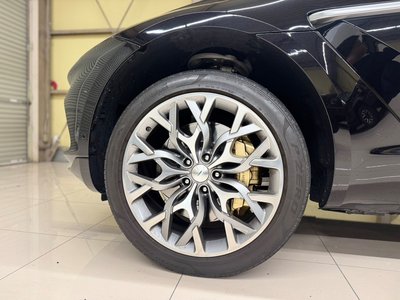 ASTON MARTIN DBX - 7