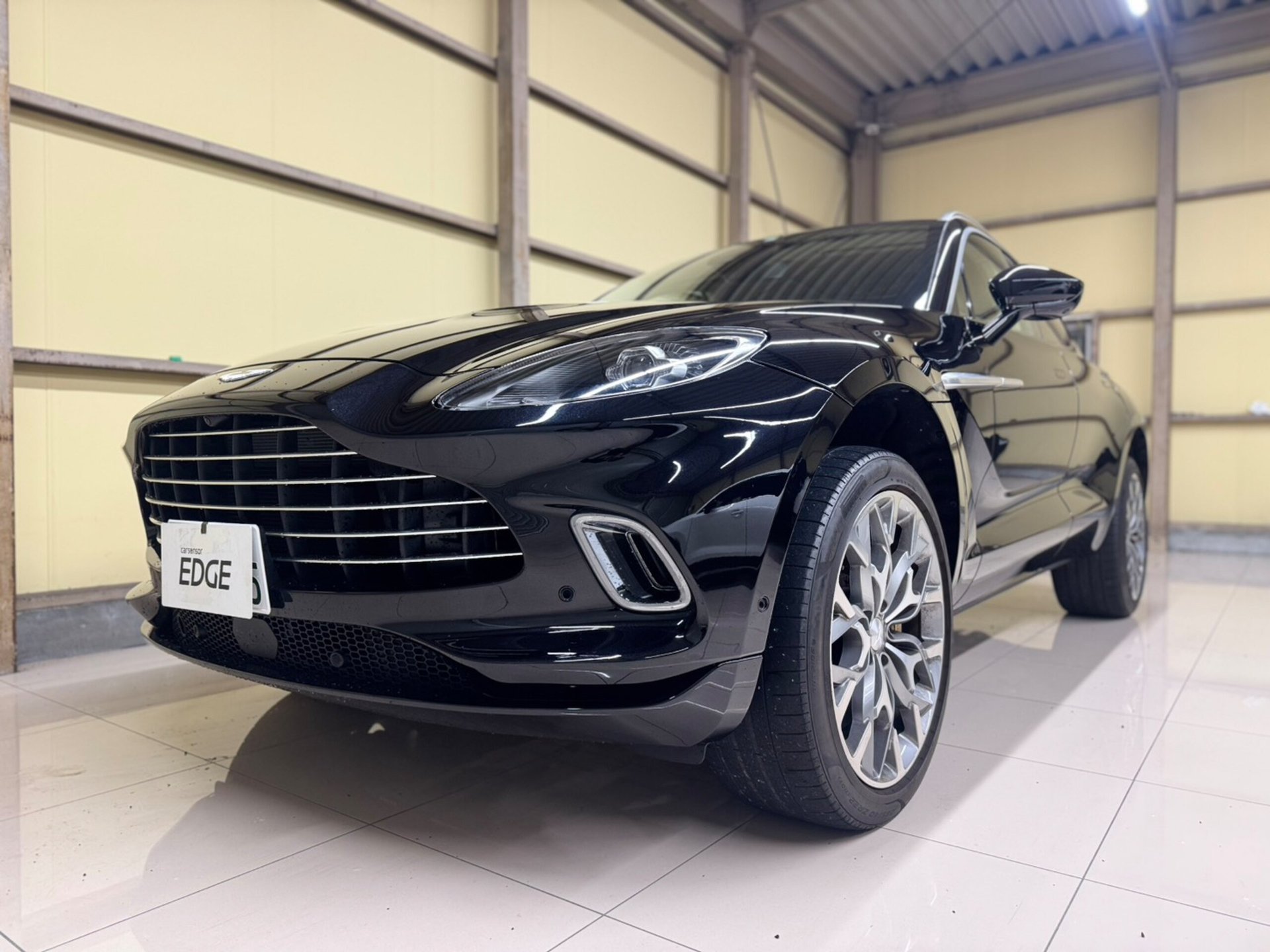 ASTON MARTIN DBX - View 1