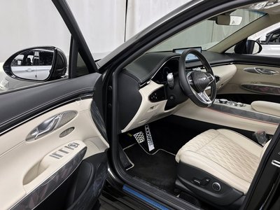 صورة 10 لـ 2023 Genesis GV70