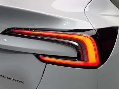 صورة 10 لـ 2025 Tesla MODEL 3