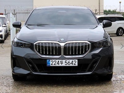2025 BMW 5 SERIES — фото 1