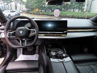 2025 BMW 5 SERIES — фото 4