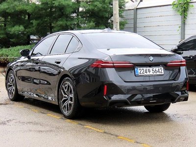 2025 BMW 5 SERIES — фото 2