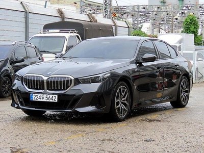 2025 BMW 5 SERIES — фото 5