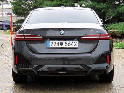 2025 BMW 5 SERIES — фото 3