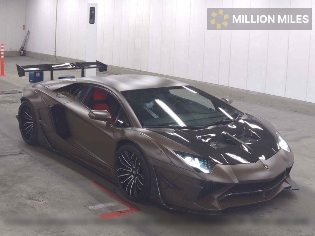 LAMBORGHINI AVENTADOR - View 1