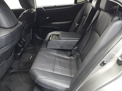 2025 Lexus ES — миниатюра 17