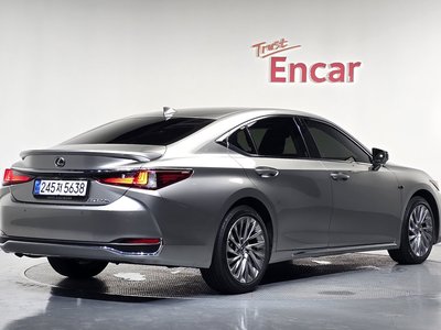 2025 Lexus ES 照片 2