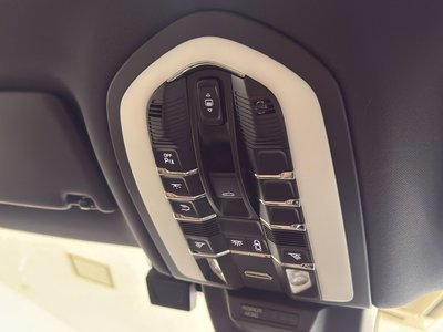 2022 Porsche MACAN thumbnail 34