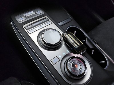 صورة 9 لـ 2023 Genesis GV70