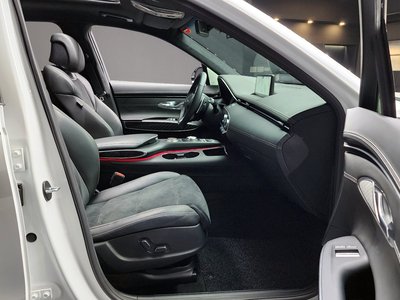 صورة 10 لـ 2023 Genesis GV70