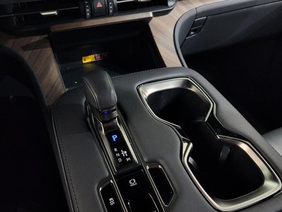 2025 Lexus LM — миниатюра 12