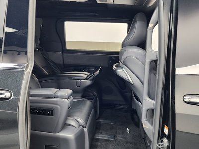 2025 Lexus LM — миниатюра 17