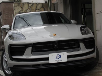 PORSCHE MACAN - 1