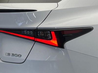 2022 Lexus IS thumbnail 42