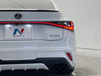 2022 Lexus IS thumbnail 40