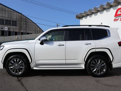 صورة 5 لـ 2025 Toyota LAND CRUISER 300