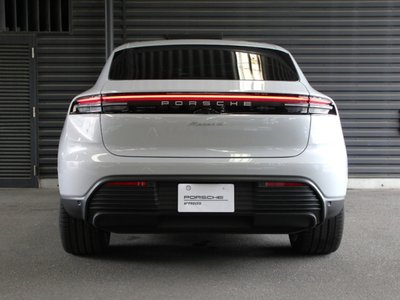 PORSCHE MACAN - 4