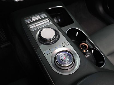 صورة 9 لـ 2023 Genesis GV70
