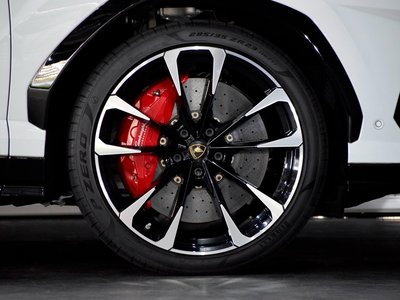 LAMBORGHINI URUS - 4
