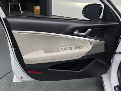 2022 Genesis THE NEW G70 SHOOTING BRAKE thumbnail 14