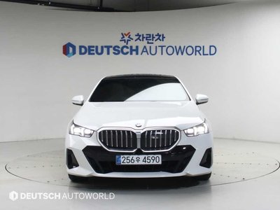 2025 BMW 5 SERIES — фото 2