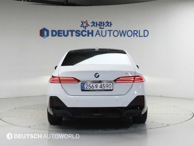 2025 BMW 5 SERIES — фото 3