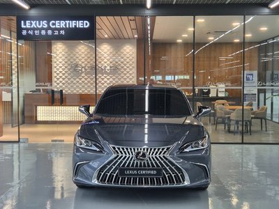 2025 Lexus ES photo 2