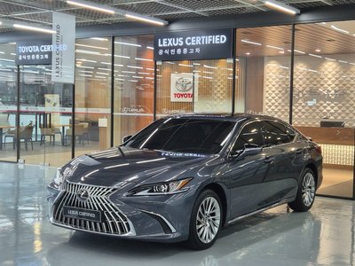 2025 Lexus ES photo 1