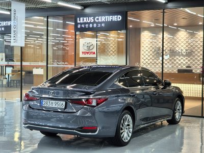 2025 Lexus ES photo 5