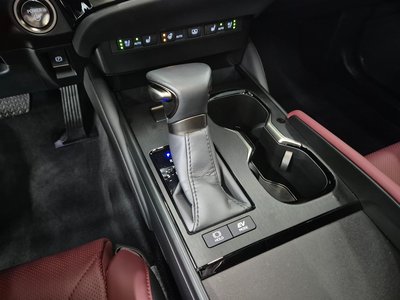 2025 Lexus ES photo 9