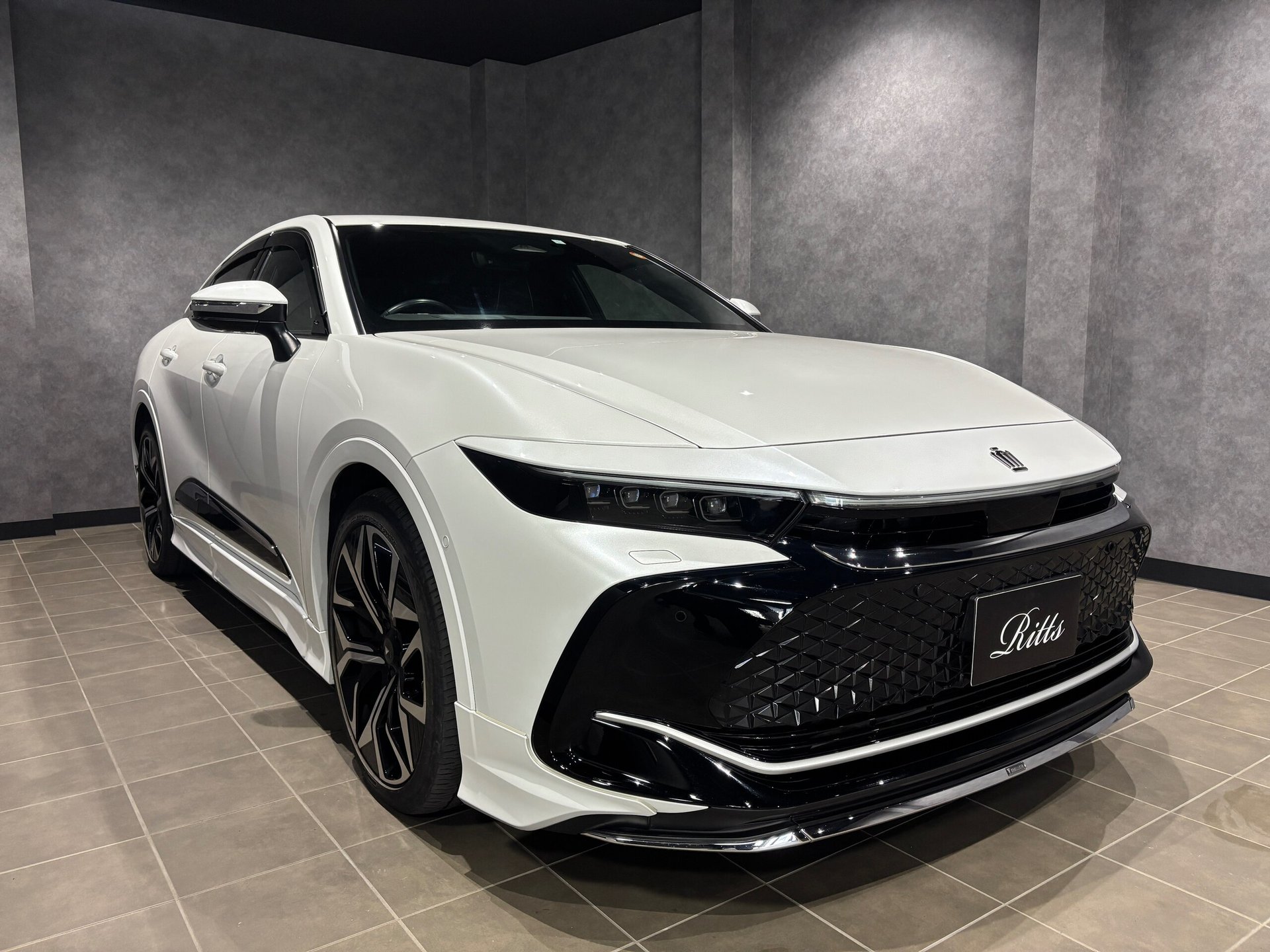 TOYOTA CROWN CROSSOVER - View 1