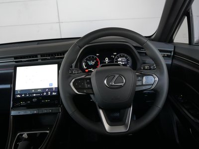 صورة 6 لـ 2025 Lexus LBX