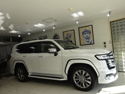 TOYOTA LAND CRUISER 300 - 8