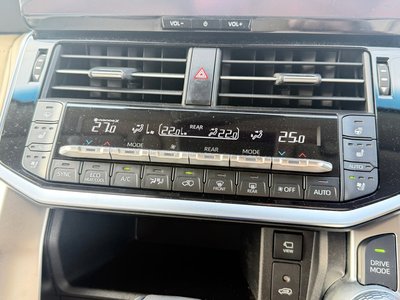 2025 Toyota LAND CRUISER 300 — миниатюра 30