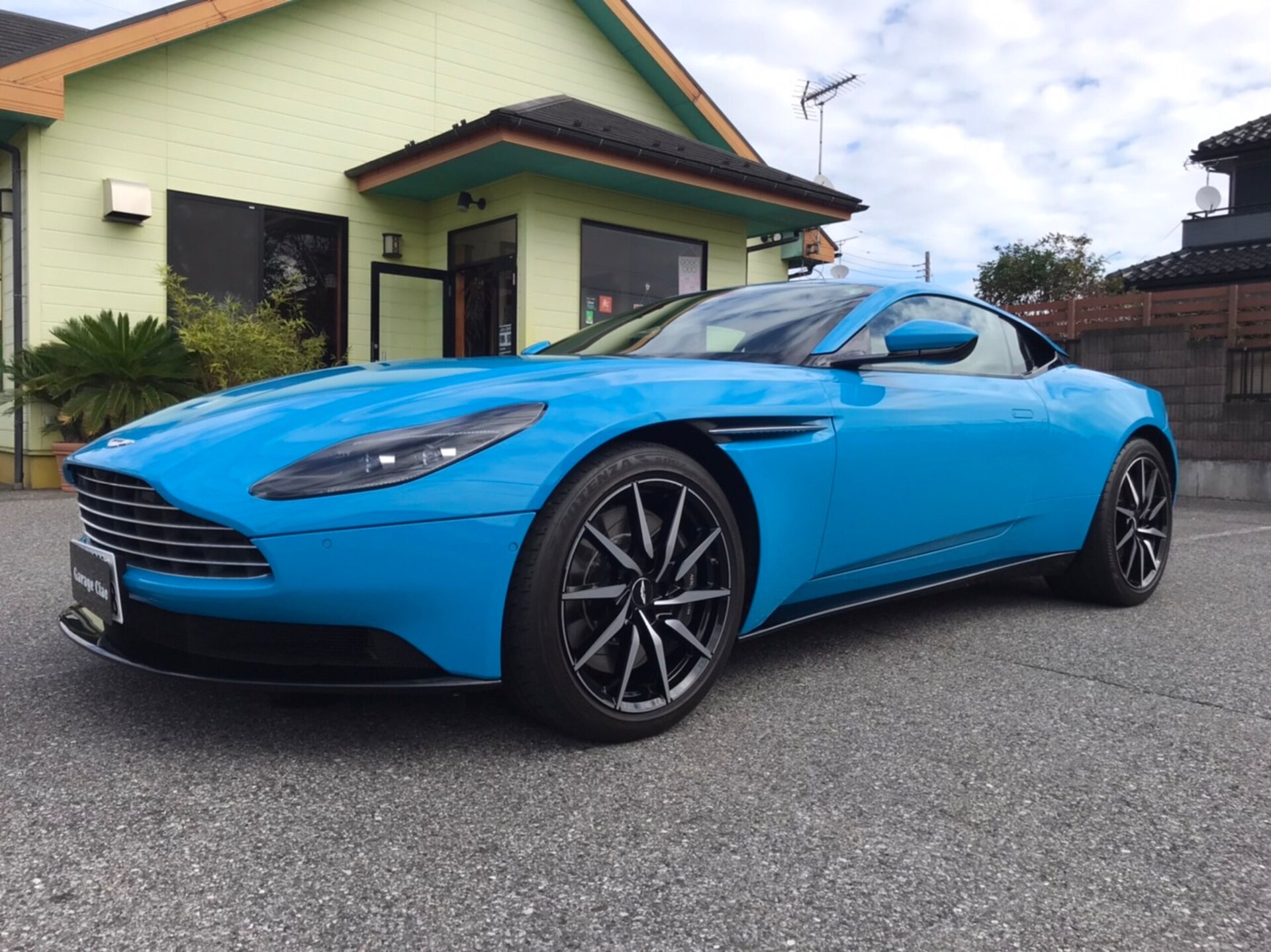 ASTON MARTIN DB11 - View 1