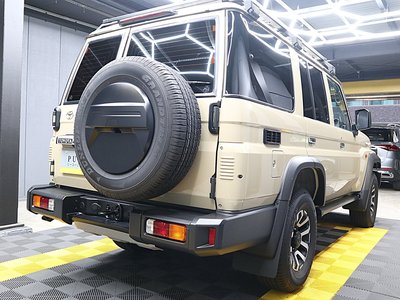 TOYOTA LAND CRUISER 70 - 9