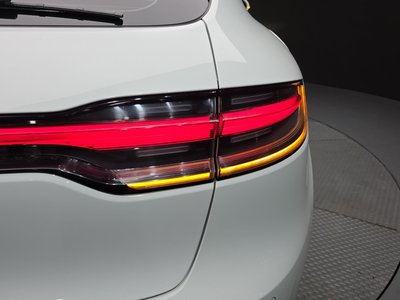 PORSCHE MACAN - 10