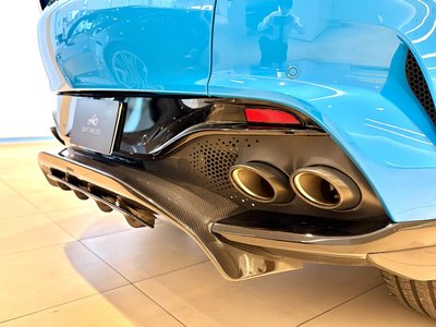 ASTON MARTIN DBX - 3