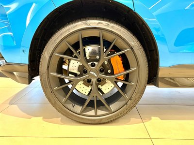 ASTON MARTIN DBX - 8