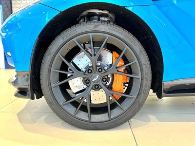 ASTON MARTIN DBX - 6