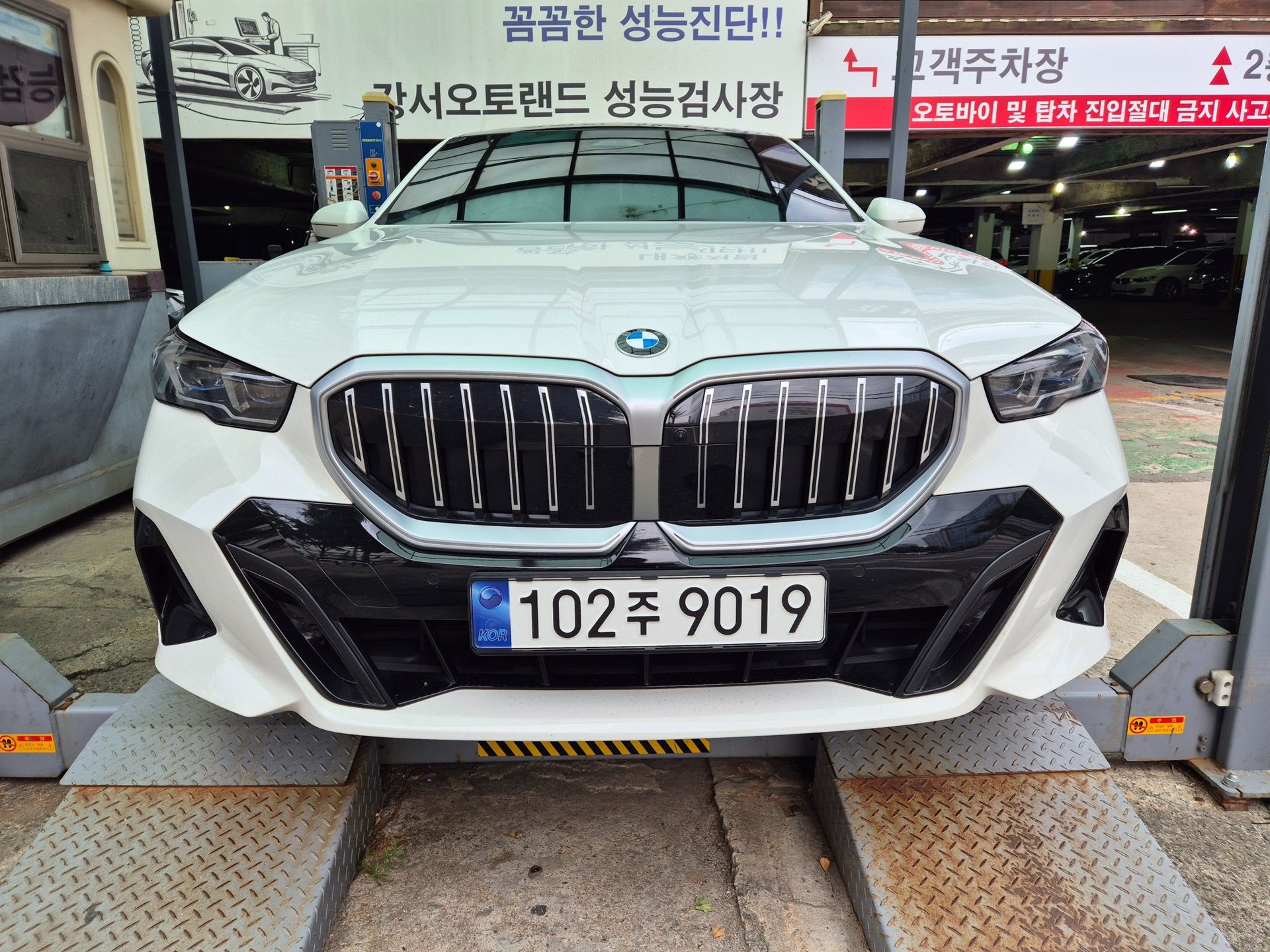 صورة 1 لـ 2023 BMW 5 SERIES