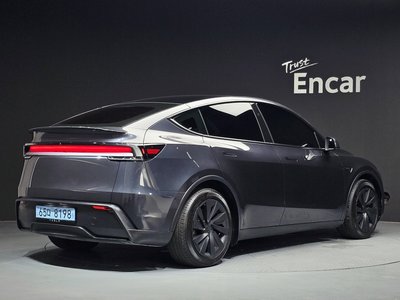 TESLA MODEL Y - 3