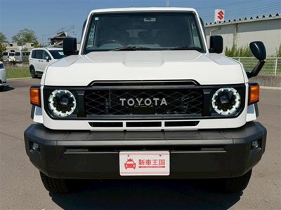TOYOTA LAND CRUISER 70 - 6