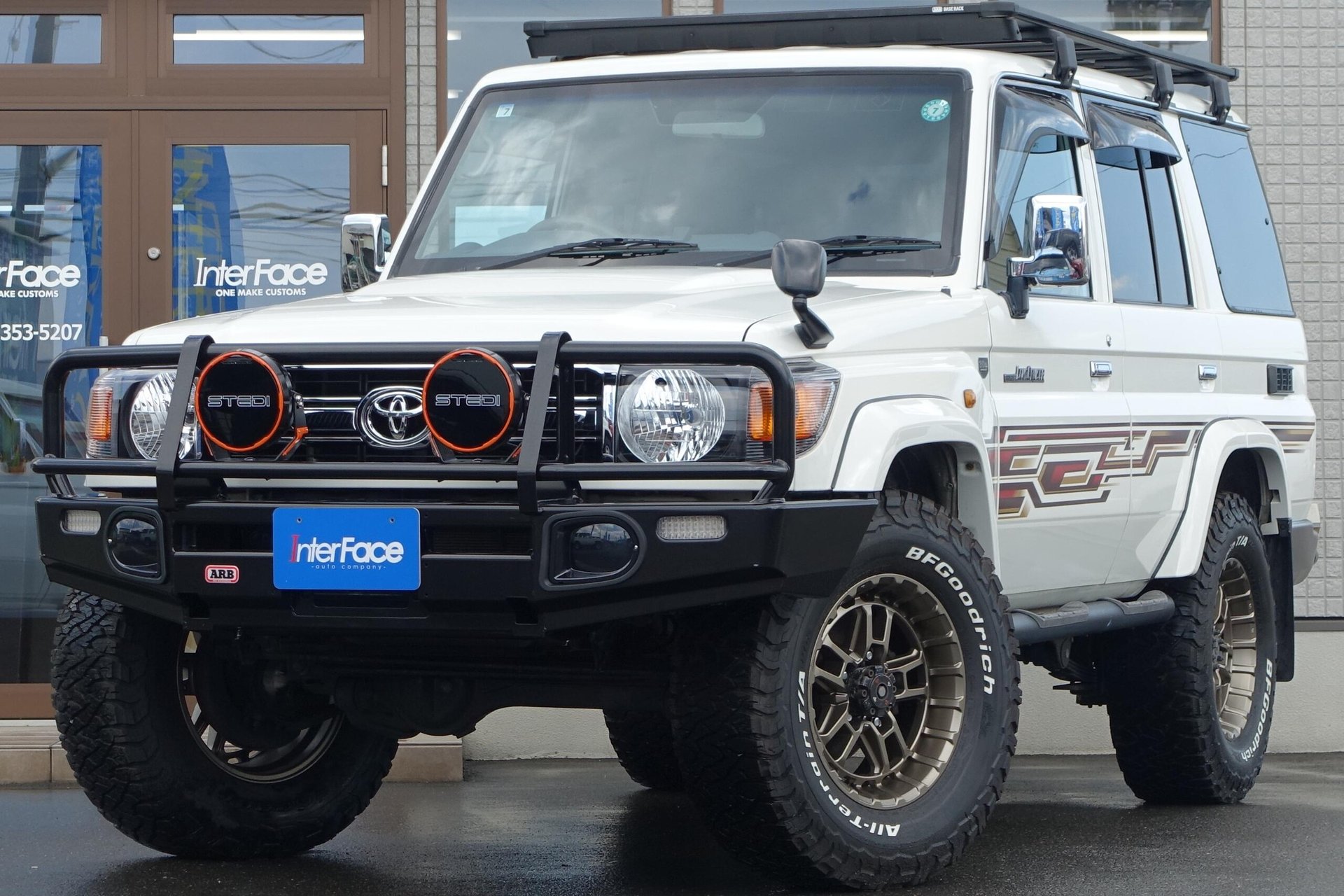 TOYOTA LAND CRUISER 70 - View 1