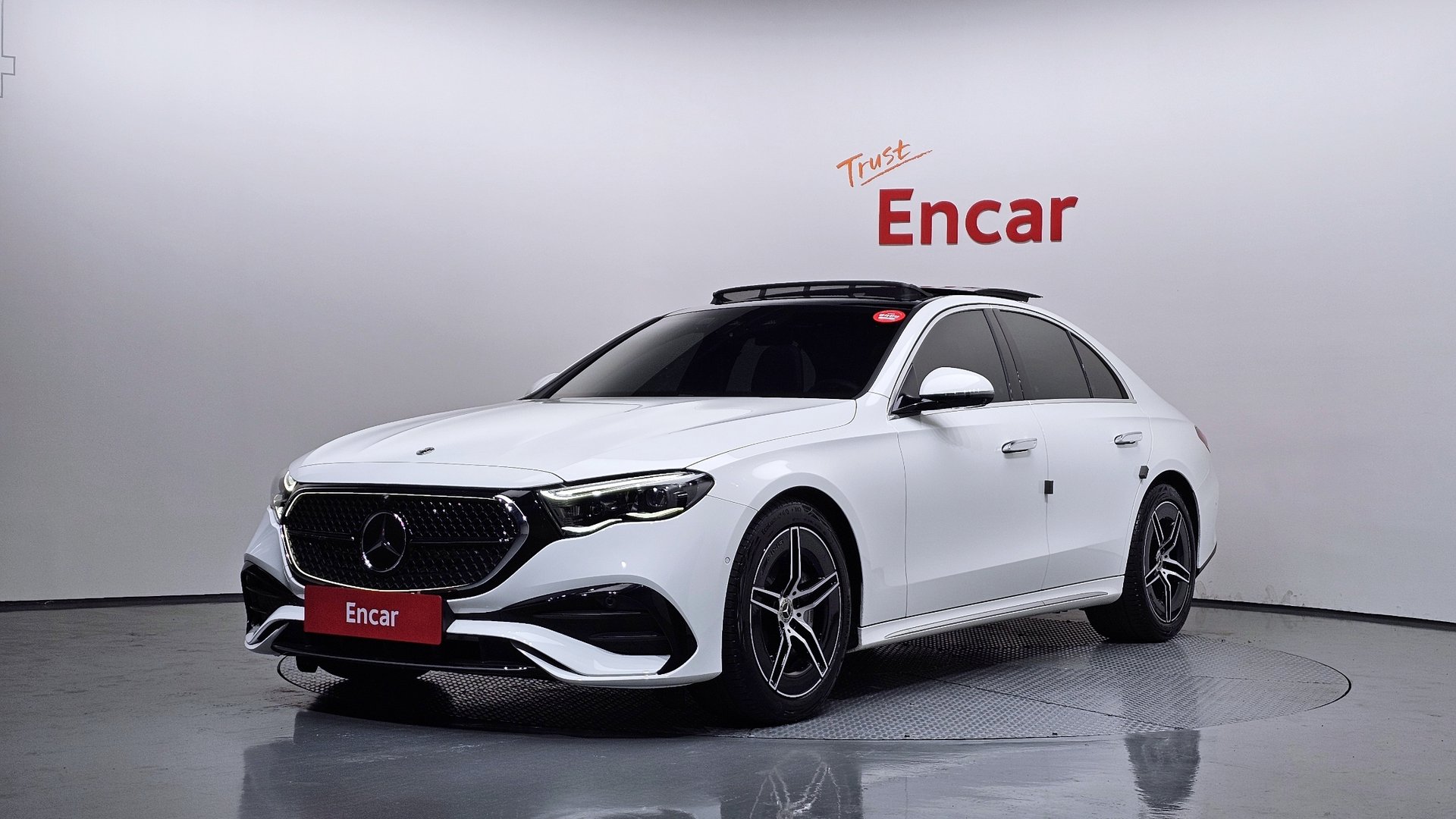 MERCEDES-BENZ E-CLASS - View 1