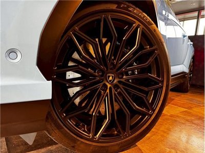 LAMBORGHINI URUS - 9