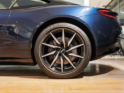 ASTON MARTIN DB11 - 9